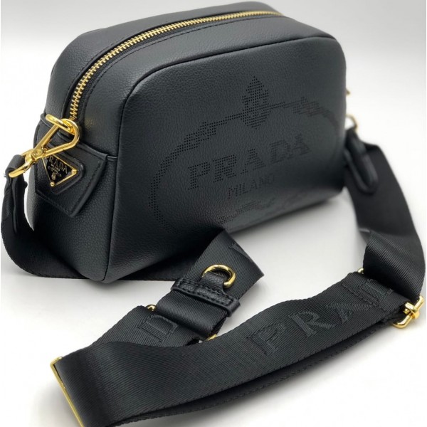 Сумка Prada с логотипом.