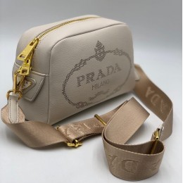 Сумка Prada с логотипом.
