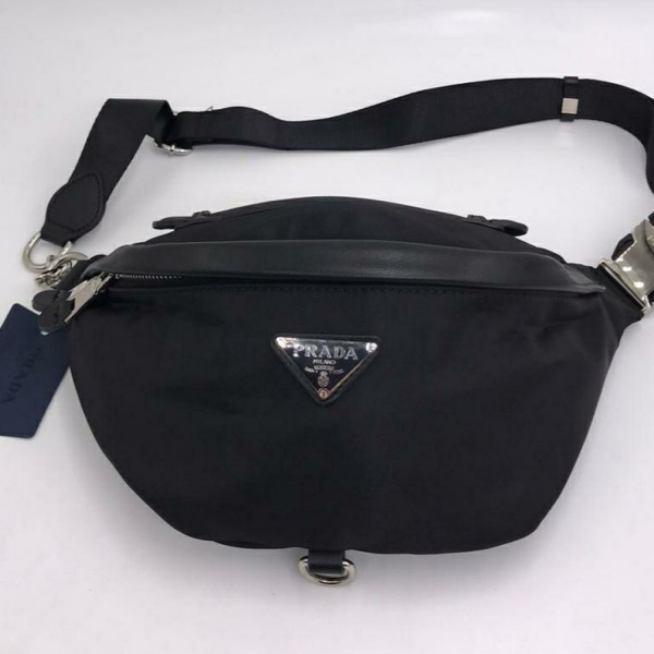Сумка Prada с логотипом